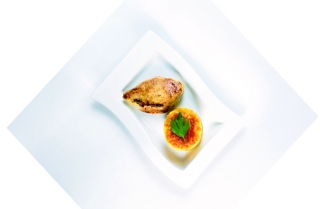 Pollo al curry y napoleón de papas y vainitas